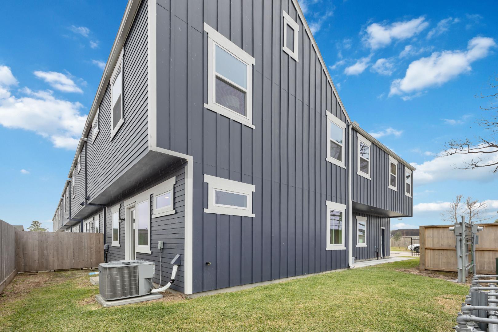 303 Charlock St photo 2